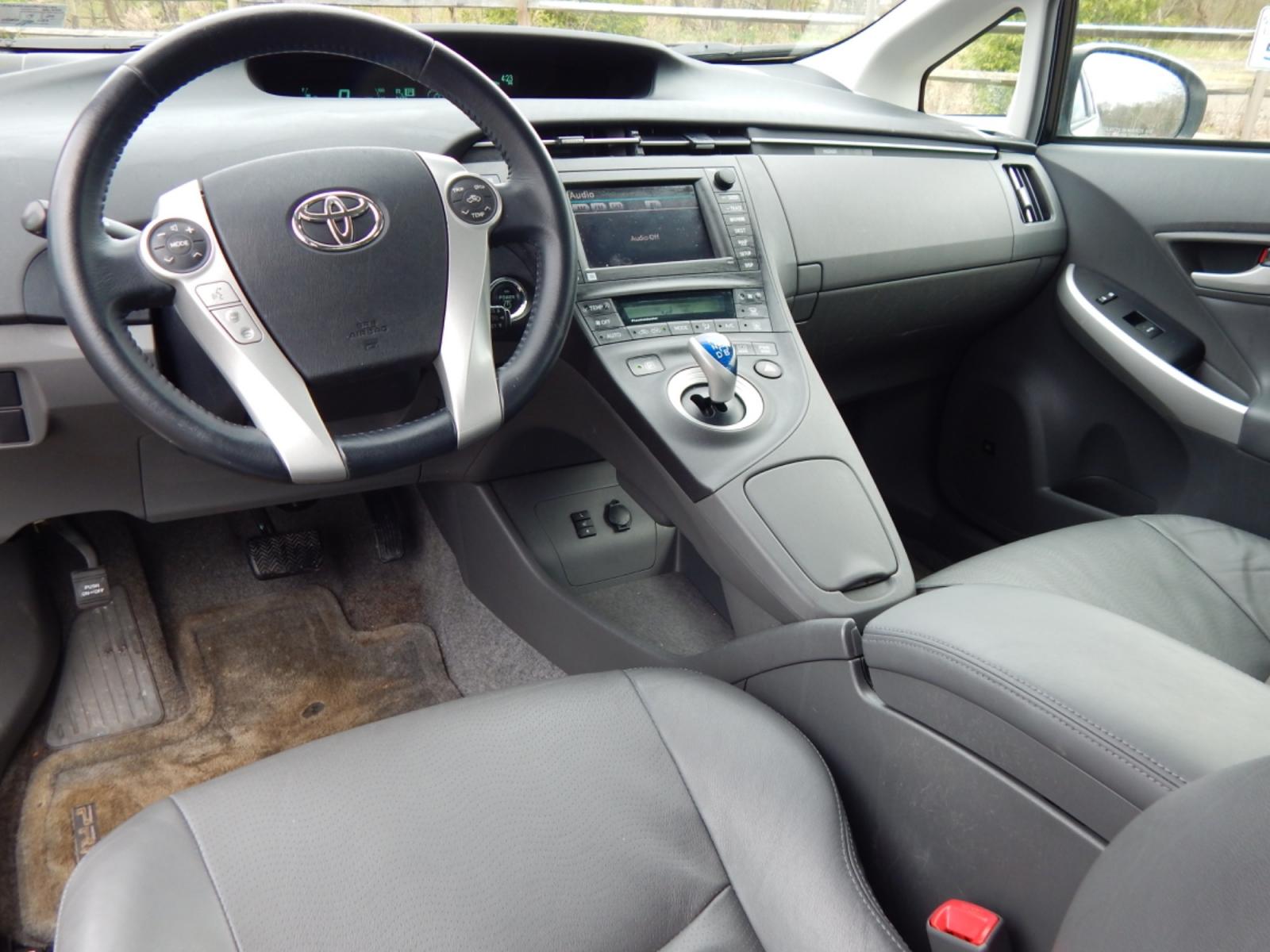 2010 Silver /Gray Leather Toyota Prius IV (JTDKN3DU1A0) with an 1.8 liter 4cyl hybrid engine, CVT Automatic transmission, located at 6528 Lower York Road, New Hope, PA, 18938, (215) 862-9555, 40.358707, -74.977882 - Photo #10